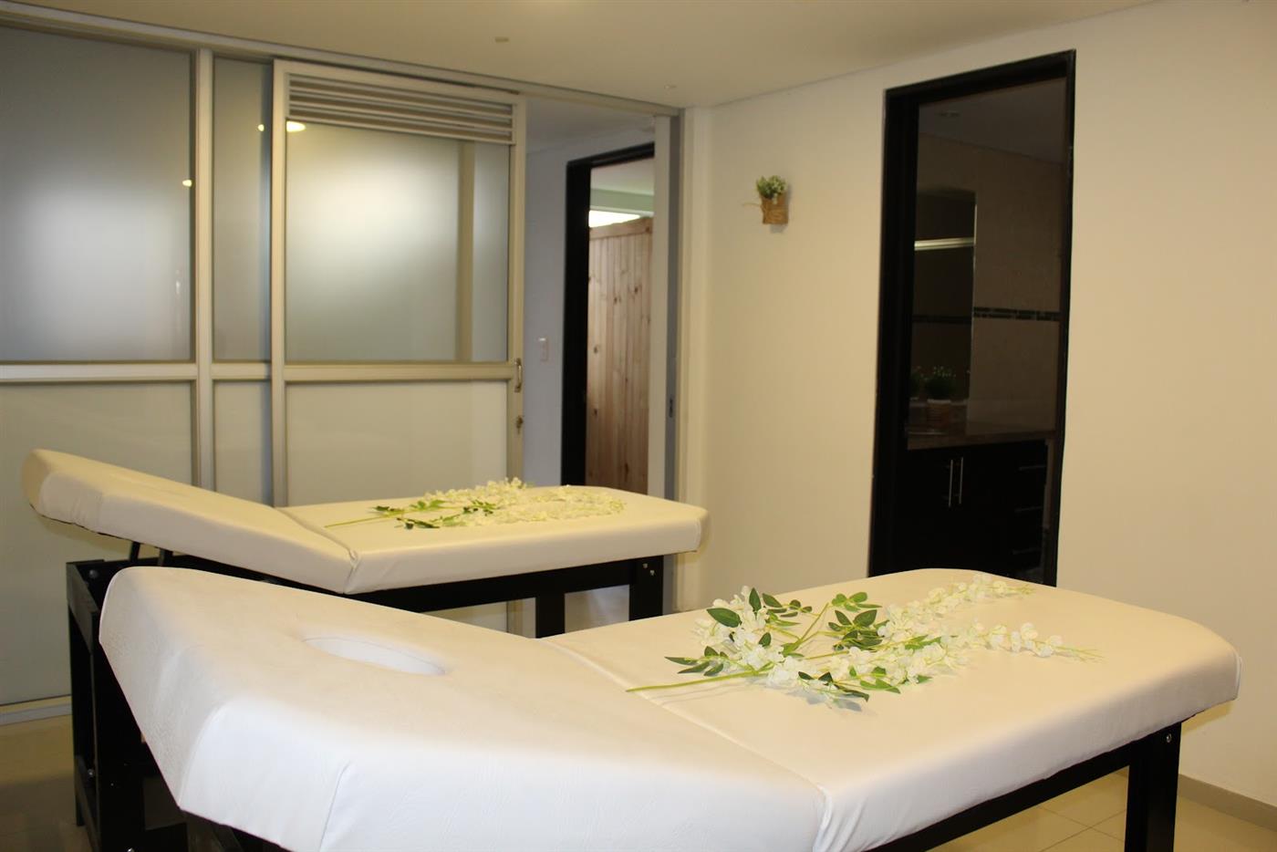 Cabina doble con camillas y flores