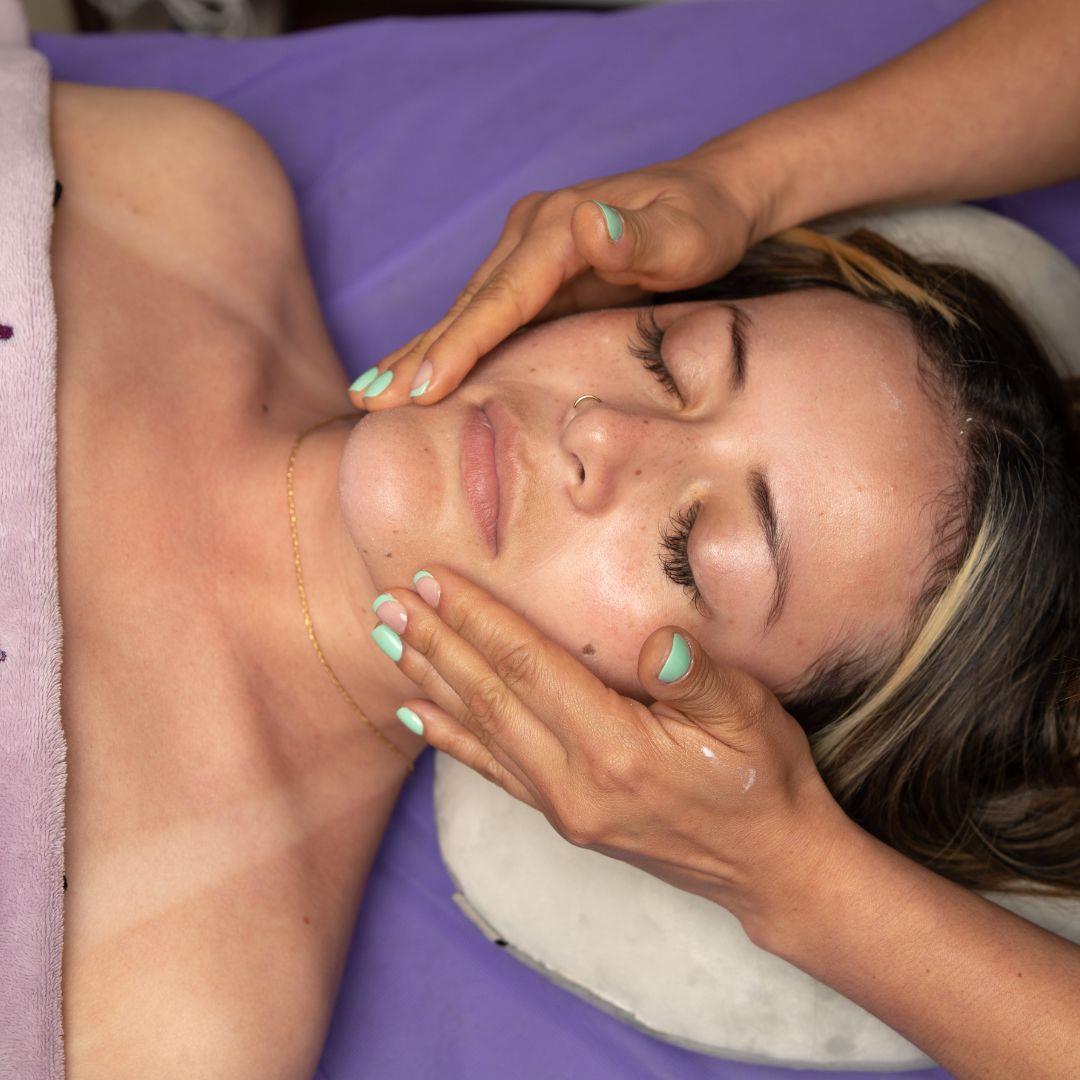 Masaje facial en una cabina de Amarilis